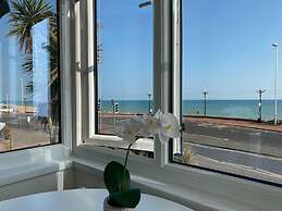 Worthing Beach 180 - 2 bed Seafront With Parking