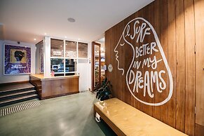 Barrys Beach Road Hotel