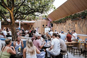 Barrys Beach Road Hotel