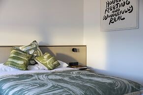 Barrys Beach Road Hotel