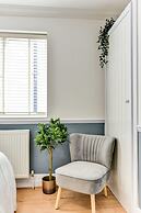 Beautiful 4 Bed House, 3 Minutes to Sea, Sleeps 8