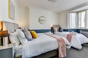 Beautiful 4 Bed House, 3 Minutes to Sea, Sleeps 8