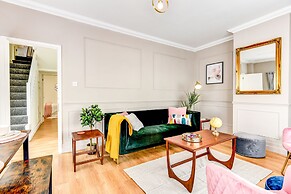 Beautiful 4 Bed House, 3 Minutes to Sea, Sleeps 8