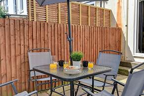 Beautiful 4 Bed House, 3 Minutes to Sea, Sleeps 8