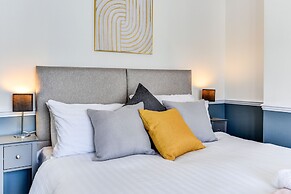 Beautiful 4 Bed House, 3 Minutes to Sea, Sleeps 8