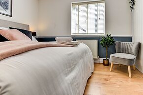 Beautiful 4 Bed House, 3 Minutes to Sea, Sleeps 8