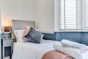 Beautiful 4 Bed House, 3 Minutes to Sea, Sleeps 8