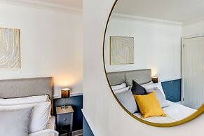 Beautiful 4 Bed House, 3 Minutes to Sea, Sleeps 8