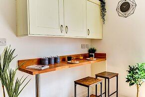 Beautiful 4 Bed House, 3 Minutes to Sea, Sleeps 8