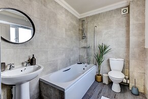 Beautiful 4 Bed House, 3 Minutes to Sea, Sleeps 8