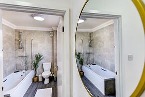 Beautiful 4 Bed House, 3 Minutes to Sea, Sleeps 8