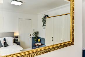 Beautiful 4 Bed House, 3 Minutes to Sea, Sleeps 8