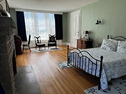 Captain Sweetser's Inn