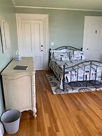 Captain Sweetser's Inn