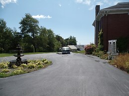 Captain Sweetser's Inn