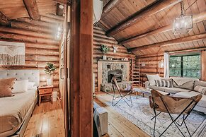 76GS - Genuine Log Cabin - WI-FI - Pets Ok - Sleeps 4