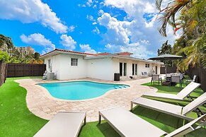 Family-Friendly Beach House, Steps to Beach