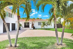 Family-Friendly Beach House, Steps to Beach