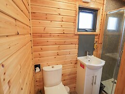 Maple Lodge at Bridge Lake Farm & Fishery