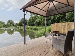 Maple Lodge at Bridge Lake Farm & Fishery