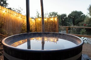 Maple Lodge at Bridge Lake Farm & Fishery