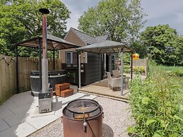 Maple Lodge at Bridge Lake Farm & Fishery