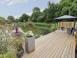 Maple Lodge at Bridge Lake Farm & Fishery