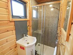 Maple Lodge at Bridge Lake Farm & Fishery