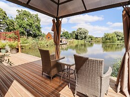 Maple Lodge at Bridge Lake Farm & Fishery