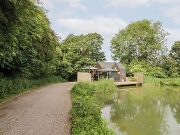 Maple Lodge at Bridge Lake Farm & Fishery