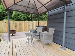 Maple Lodge at Bridge Lake Farm & Fishery