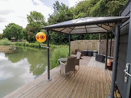 Maple Lodge at Bridge Lake Farm & Fishery