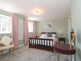 1 Charlotte Close
