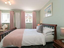 1 Charlotte Close