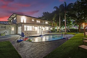 8BR Family Resort with Pool & Playground