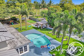 8BR Family Resort with Pool & Playground