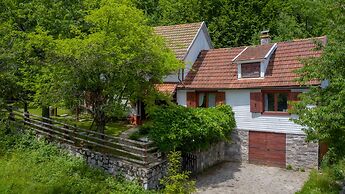 Charming Holiday House in Velika Lesnica