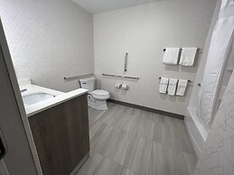 Holiday Inn Express and Suites Tomah by IHG