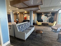 Holiday Inn Express and Suites Tomah by IHG