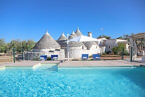 TD Trulli Albapetra Pool Olive Trees