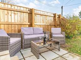 Lovely Villa 1 King 1 Double Sofa 4 Single Beds