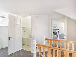 Lovely Villa 1 King 1 Double Sofa 4 Single Beds