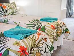 Lovely Villa 1 King 1 Double Sofa 4 Single Beds