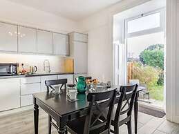 Lovely Villa 1 King 1 Double Sofa 4 Single Beds