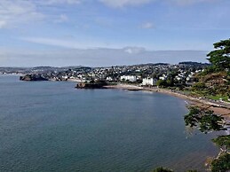 Lovely Villa 1 King 1 Double Sofa 4 Single Beds