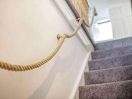 Lovely Villa 1 King 1 Double Sofa 4 Single Beds