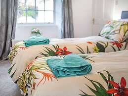 Lovely Villa 1 King 1 Double Sofa 4 Single Beds