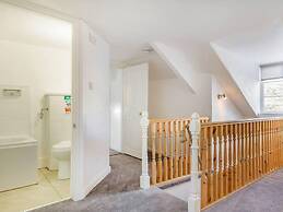 Lovely Villa 1 King 1 Double Sofa 4 Single Beds