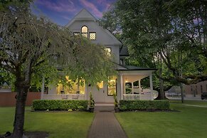 Orting Manor - Charming And Historic! 6 Bedroom Residence by Redawning