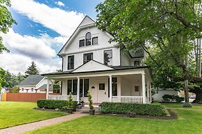 Orting Manor - Charming And Historic! 6 Bedroom Residence by Redawning